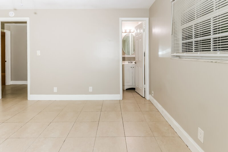 2,250/Mo, 4420 North Shore Drive West Palm Beach, FL 33407 Main Bedroom View 2