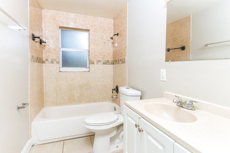 2,250/Mo, 4420 North Shore Drive West Palm Beach, FL 33407 Bathroom View