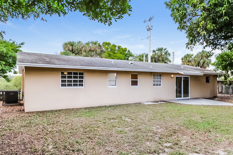 2,250/Mo, 4420 North Shore Drive West Palm Beach, FL 33407 Rear View