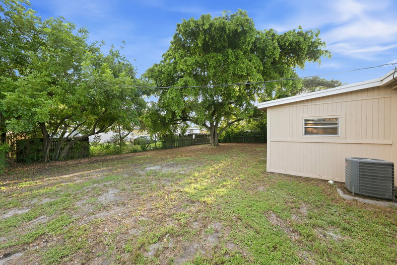 2,360/Mo, 1420 NE 40th Court Pompano Beach, FL 33064 Exterior View