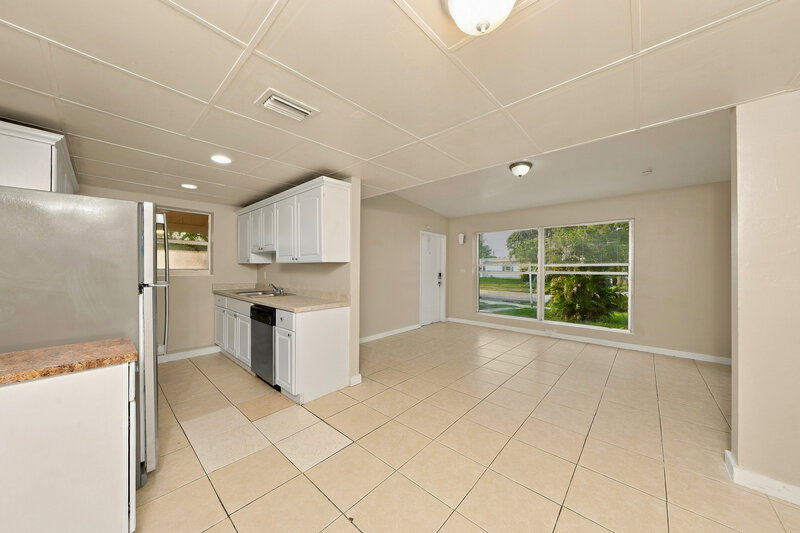2,360/Mo, 1420 NE 40th Court Pompano Beach, FL 33064 Kitchen View 2