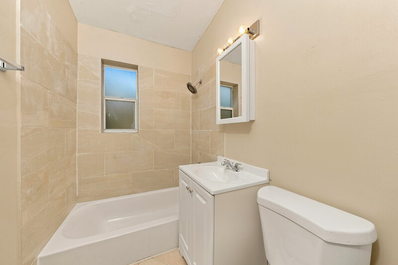 2,360/Mo, 1420 NE 40th Court Pompano Beach, FL 33064 Bathroom View