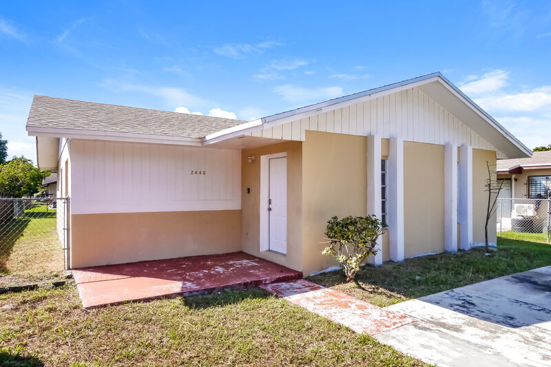 2,430/Mo, 2440 NW 139th St Opa-Locka, FL 33054 Front View