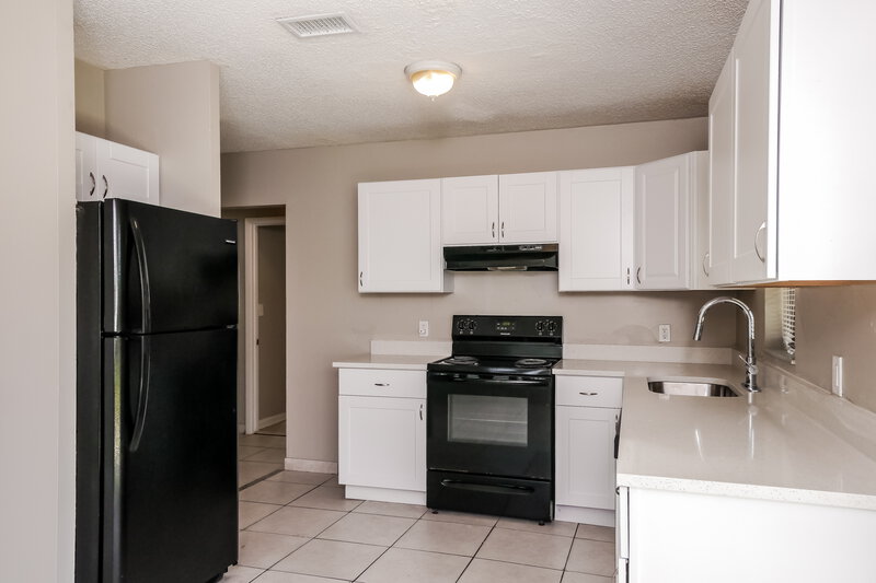2,430/Mo, 2440 NW 139th St Opa-Locka, FL 33054 Kitchen View