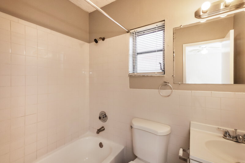 2,430/Mo, 2440 NW 139th St Opa-Locka, FL 33054 Main Bathroom View