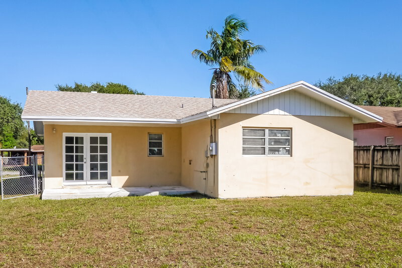 2,430/Mo, 2440 NW 139th St Opa-Locka, FL 33054 Rear View