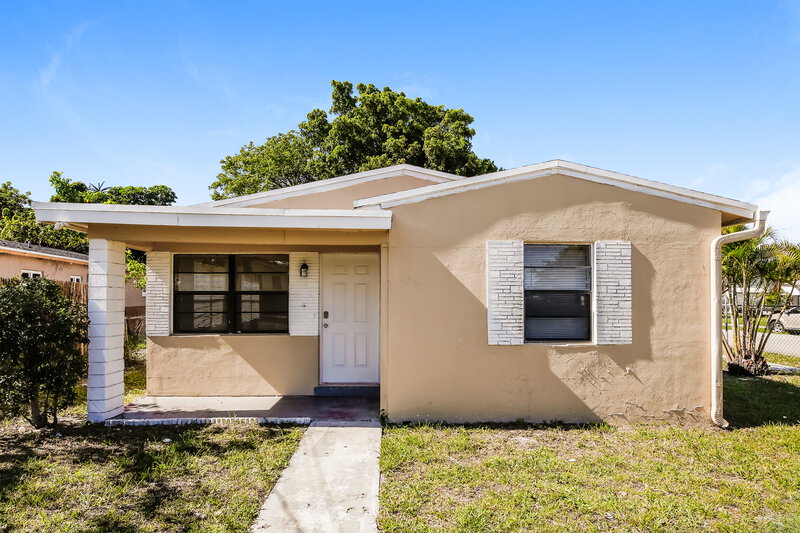 2,555/Mo, 5201 SW 24th Street West Park, FL 33023 External View