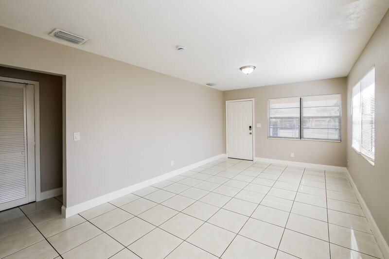 2,555/Mo, 5201 SW 24th Street West Park, FL 33023 Living Room View 2