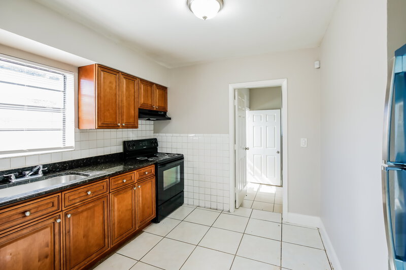 2,555/Mo, 5201 SW 24th Street West Park, FL 33023 Kitchen View