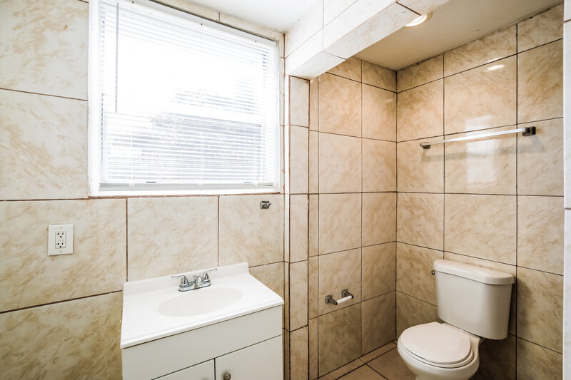 2,555/Mo, 5201 SW 24th Street West Park, FL 33023 Main Bathroom View