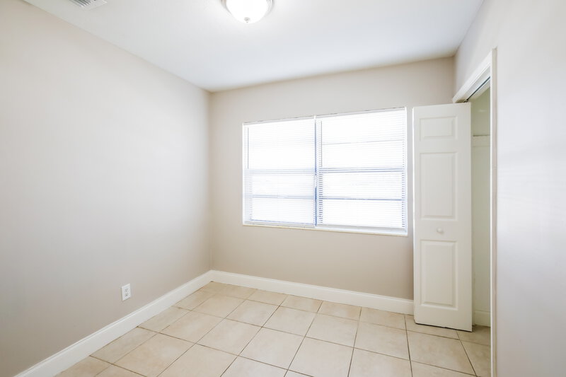 2,555/Mo, 5201 SW 24th Street West Park, FL 33023 Bedroom View 2