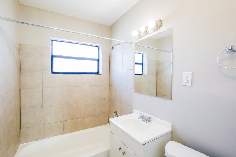 2,555/Mo, 5201 SW 24th Street West Park, FL 33023 Bathroom View