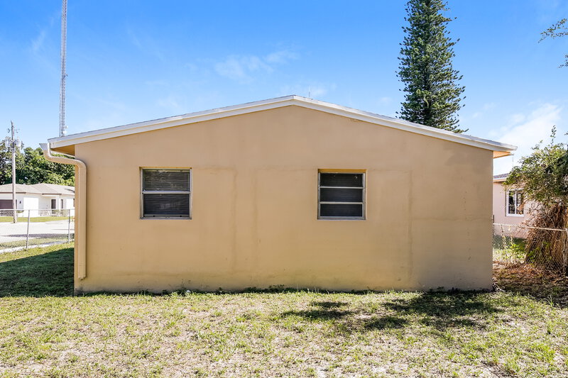 2,555/Mo, 5201 SW 24th Street West Park, FL 33023 Rear View
