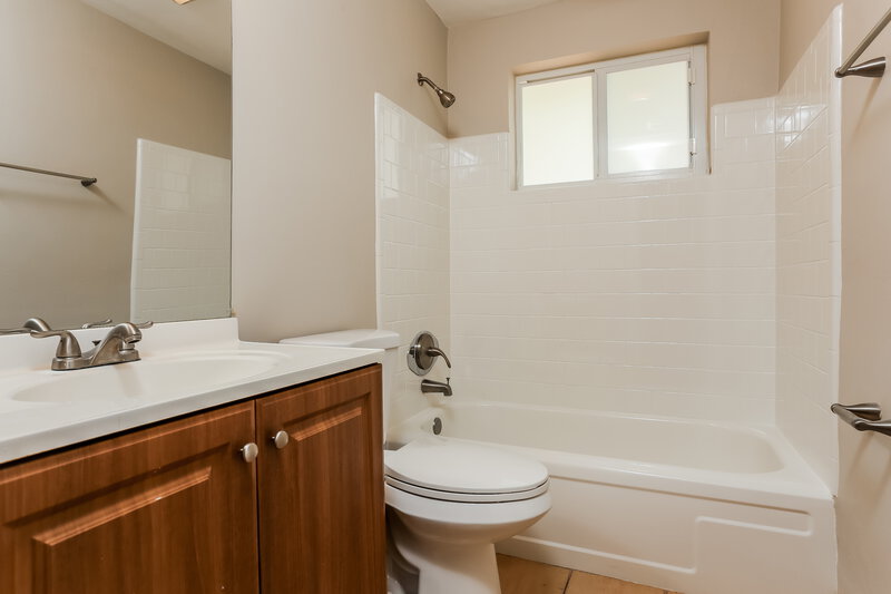 2,210/Mo, 741 NE 57th Street Oakland Park, FL 33334 Bathroom View