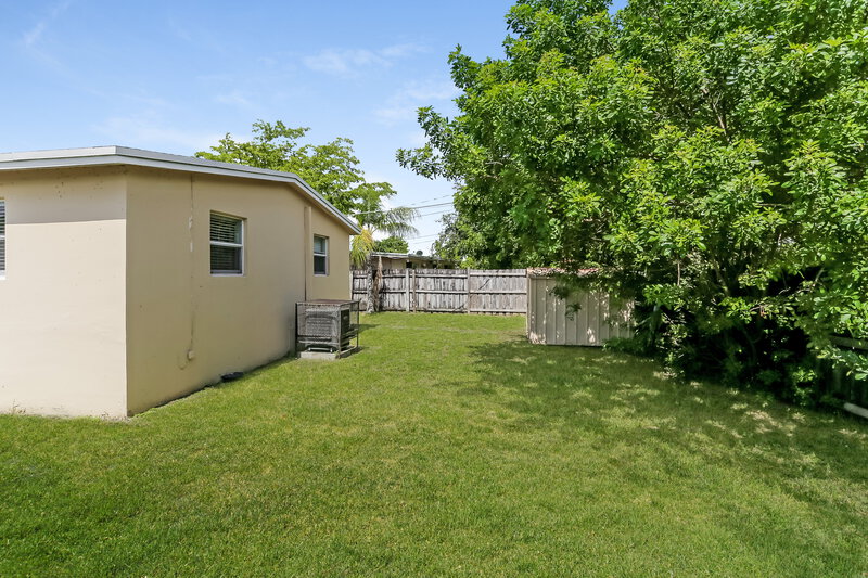 2,210/Mo, 741 NE 57th Street Oakland Park, FL 33334 Rear View 3