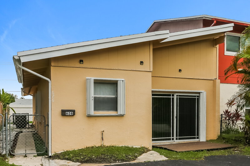 2,210/Mo, 626 SW 80th Terrace North Lauderdale, FL 33068 Front View