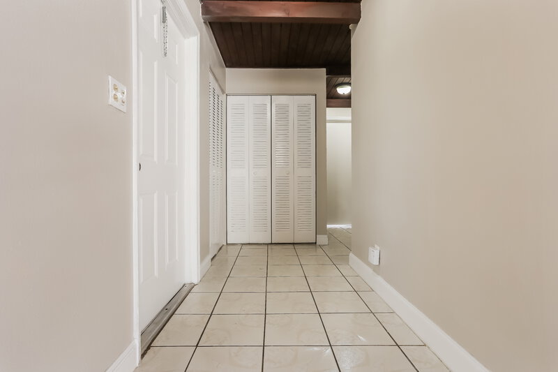 2,210/Mo, 626 SW 80th Terrace North Lauderdale, FL 33068 Foyer View
