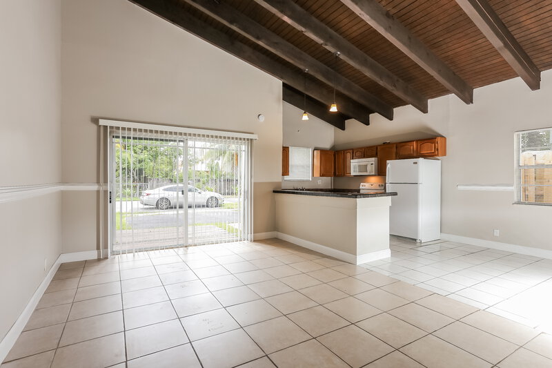 2,210/Mo, 626 SW 80th Terrace North Lauderdale, FL 33068 Living Room View 2