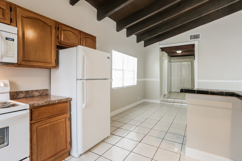 2,210/Mo, 626 SW 80th Terrace North Lauderdale, FL 33068 Kitchen View