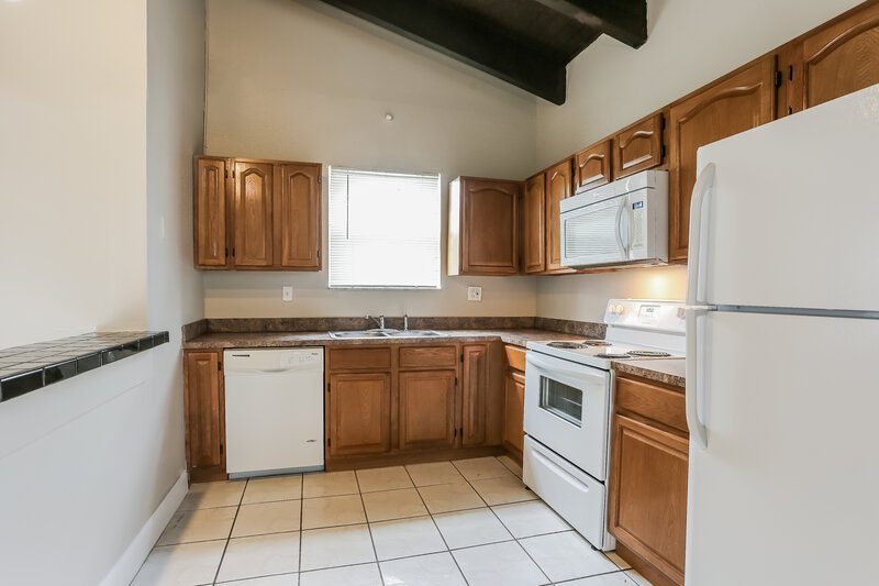 2,210/Mo, 626 SW 80th Terrace North Lauderdale, FL 33068 Kitchen View 2