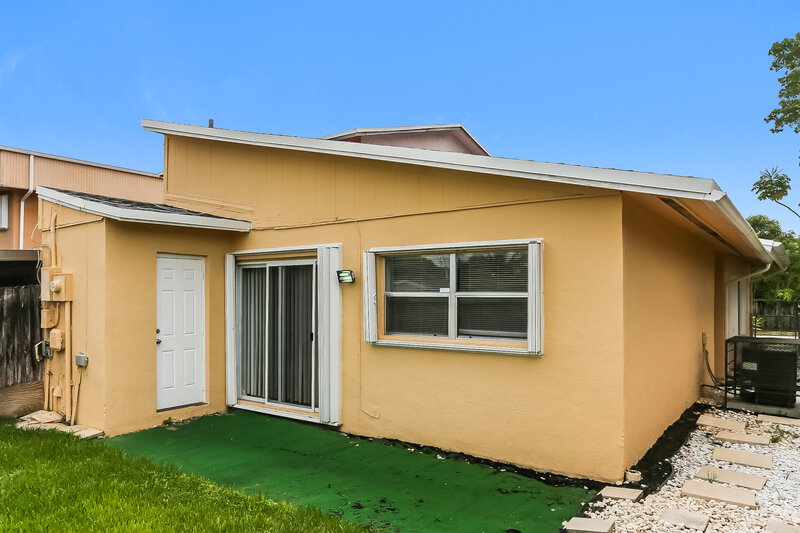 2,210/Mo, 626 SW 80th Terrace North Lauderdale, FL 33068 Rear View