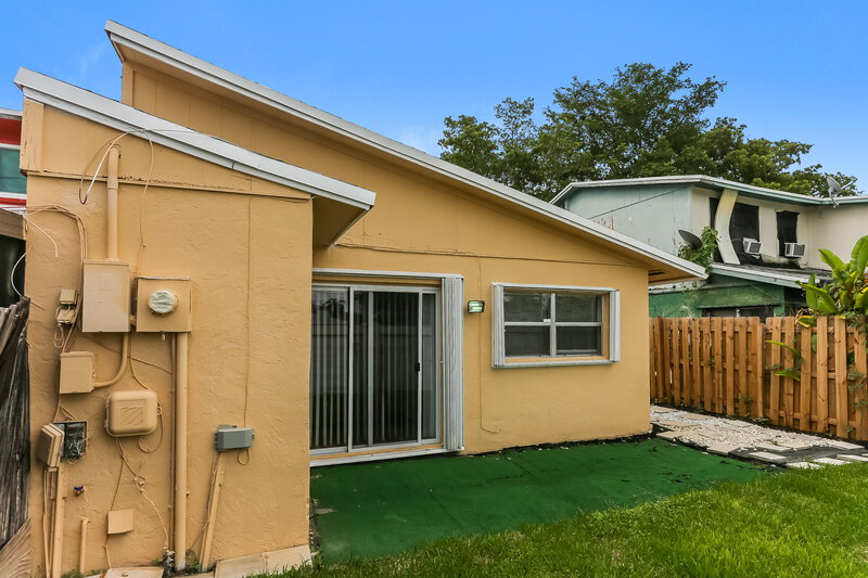 2,210/Mo, 626 SW 80th Terrace North Lauderdale, FL 33068 Rear View 2