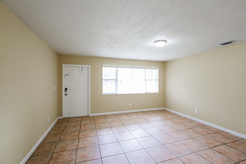 3,790/Mo, 18802 NW 42nd Court Miami Gardens, FL 33055 Living Room View 4