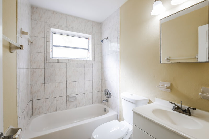 3,790/Mo, 18802 NW 42nd Court Miami Gardens, FL 33055 Main Bathroom View