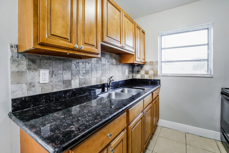 2,585/Mo, 20820 NW 31st Avenue Miami Gardens, FL 33056 Kitchen View