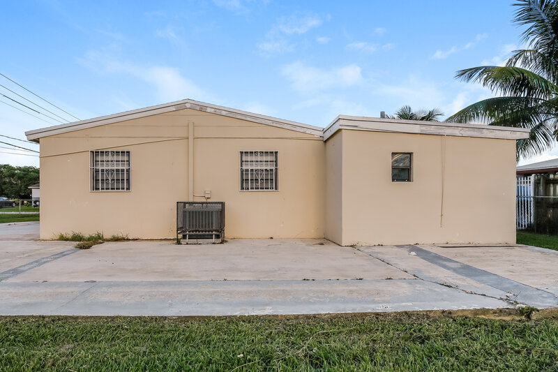 2,585/Mo, 20820 NW 31st Avenue Miami Gardens, FL 33056 Rear View