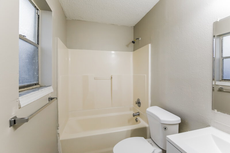 3,400/Mo, 425 SW 74th Ave North Lauderdale, FL 33068 Main Bathroom View