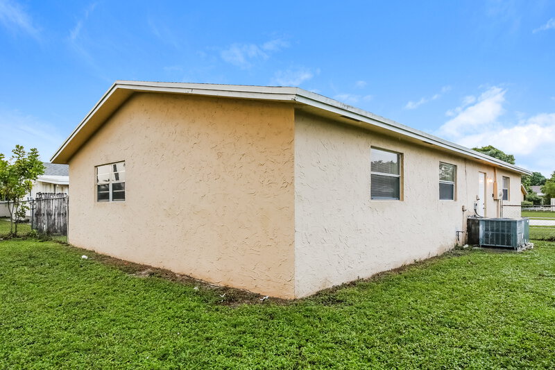 3,400/Mo, 425 SW 74th Ave North Lauderdale, FL 33068 Rear View