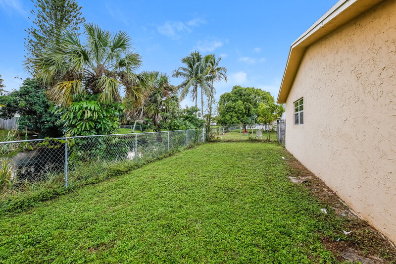 3,400/Mo, 425 SW 74th Ave North Lauderdale, FL 33068 Exterior View