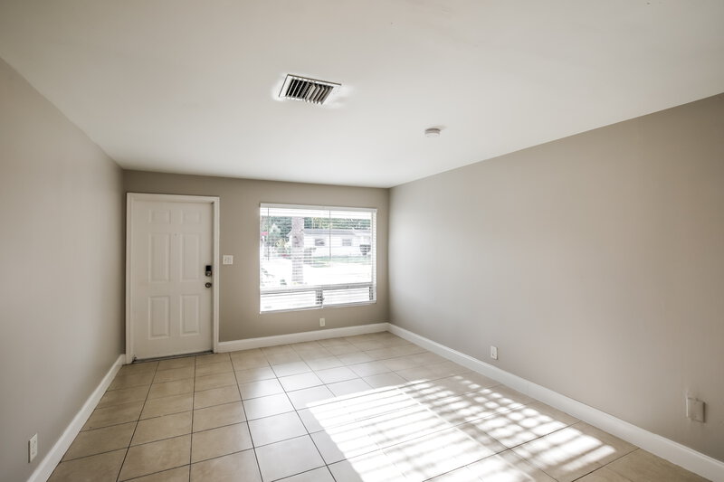 3,240/Mo, 1510 NW 33rd Terrace Lauderhill, FL 33311 Living Room View 5