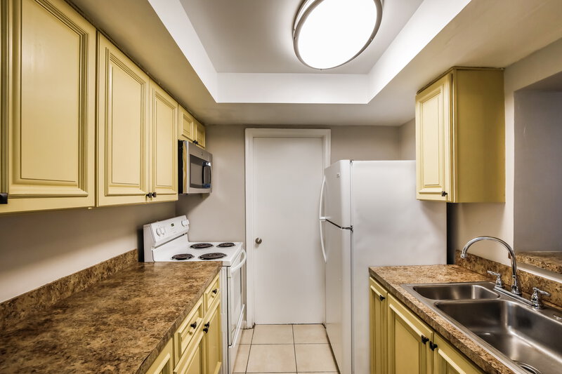 3,240/Mo, 1510 NW 33rd Terrace Lauderhill, FL 33311 Kitchen View
