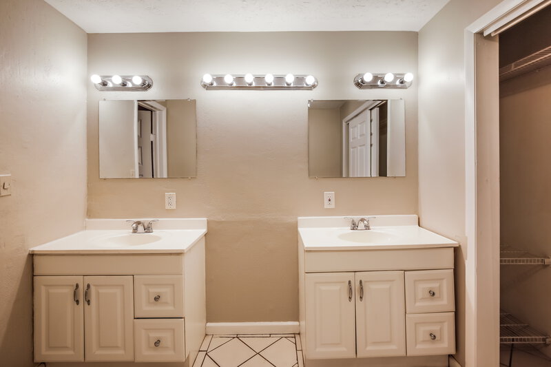 3,240/Mo, 1510 NW 33rd Terrace Lauderhill, FL 33311 Main Bathroom View