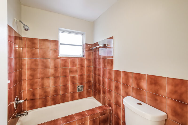 3,240/Mo, 1510 NW 33rd Terrace Lauderhill, FL 33311 Bathroom View