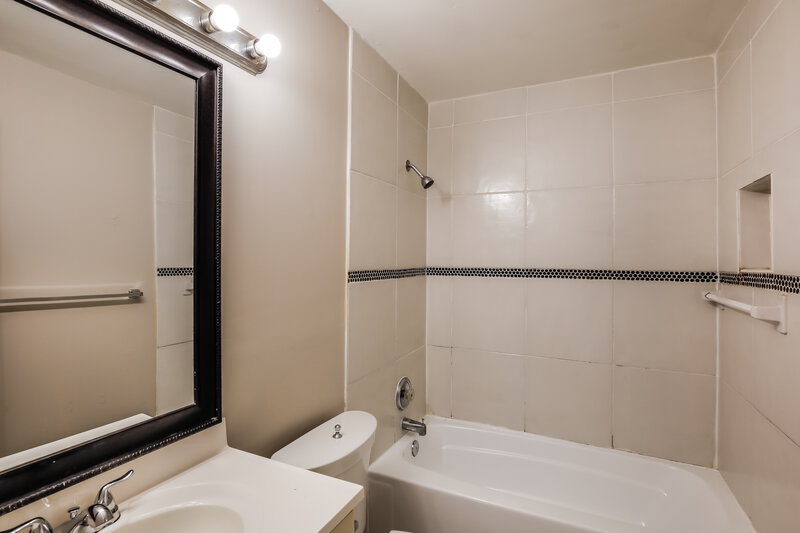 3,240/Mo, 1510 NW 33rd Terrace Lauderhill, FL 33311 Bathroom View 2