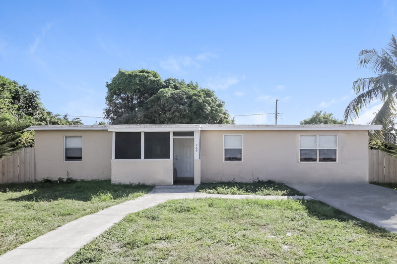 2,490/Mo, 260 NE 43rd St Deerfield Beach, FL 33064 External View