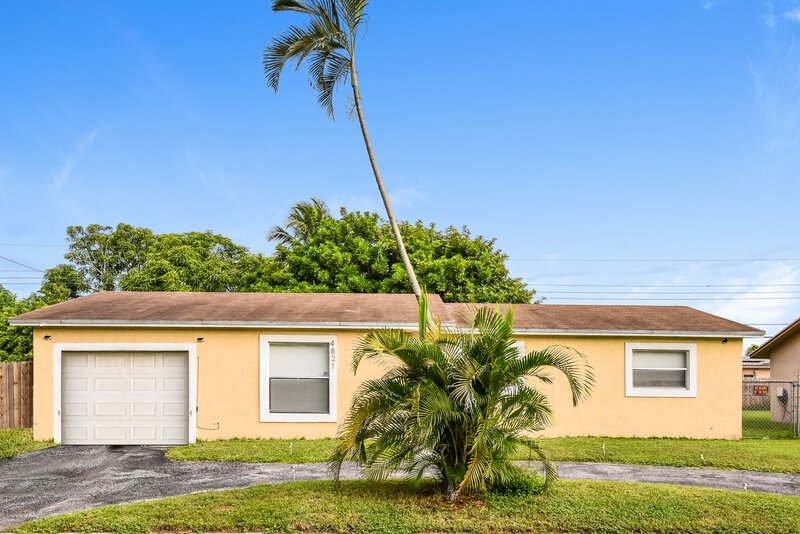 2,695/Mo, 4821 Nw 16 St Lauderhill, FL 33313 External View