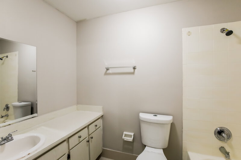 2,910/Mo, 1558 NW 7th Lane Pompano Beach, FL 33060 Main Bathroom View