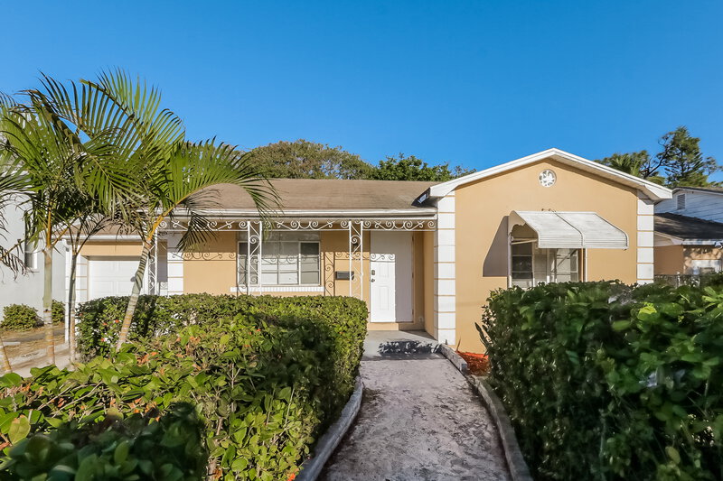 2,025/Mo, 722 N D Street Lake Worth Beach, FL 33460 External View