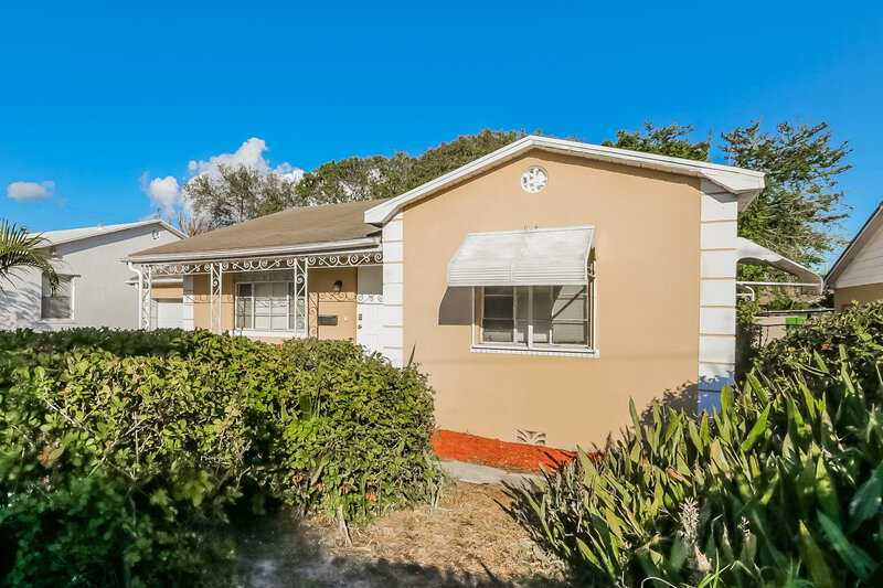 2,025/Mo, 722 N D Street Lake Worth Beach, FL 33460 Front View