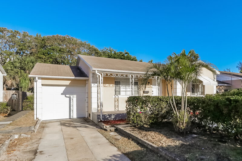 2,025/Mo, 722 N D Street Lake Worth Beach, FL 33460 Front View 2