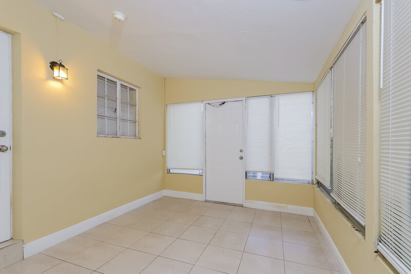 2,025/Mo, 722 N D Street Lake Worth Beach, FL 33460 Family Room View