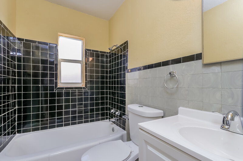 2,025/Mo, 722 N D Street Lake Worth Beach, FL 33460 Bathroom View