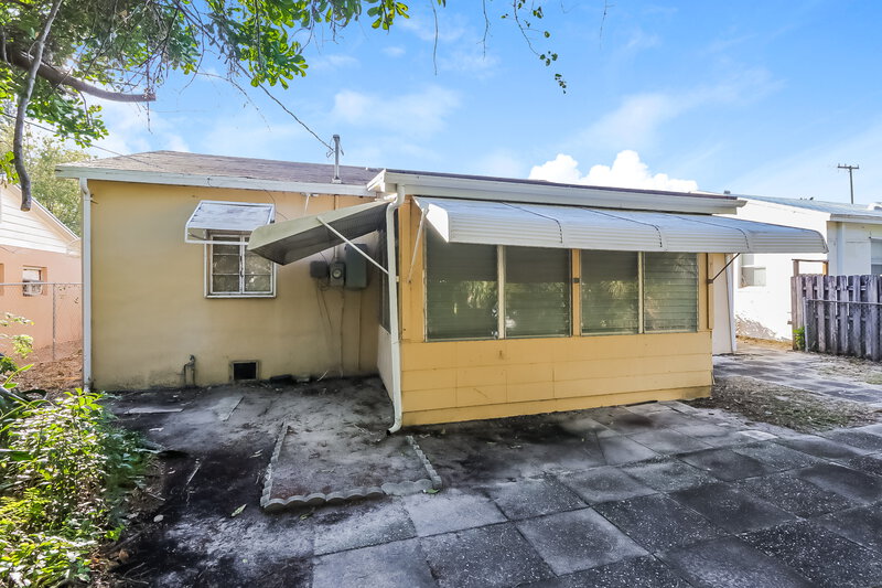 2,025/Mo, 722 N D Street Lake Worth Beach, FL 33460 Rear View 2