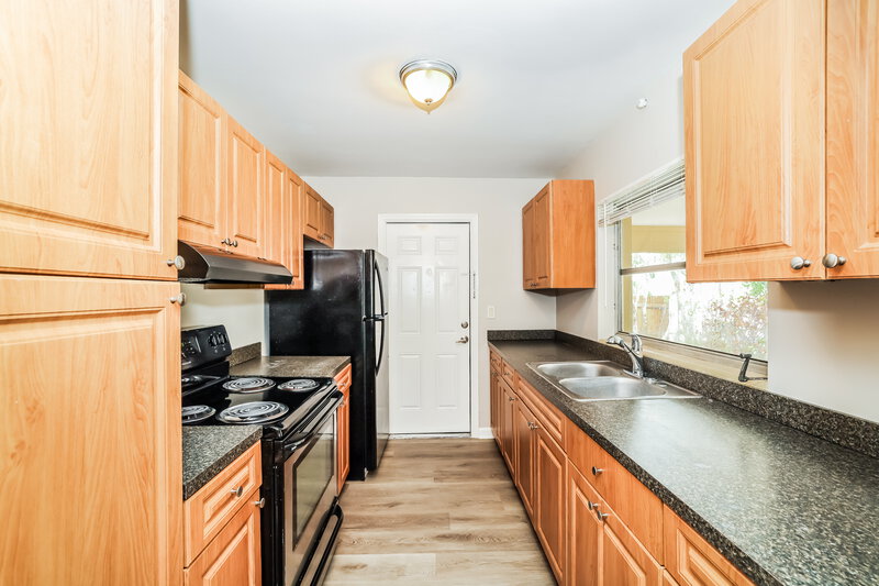 1,865/Mo, 195 E 28th Street Riviera Beach, FL 33404 Kitchen View