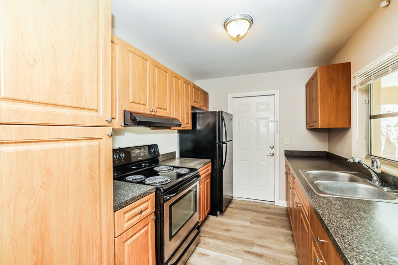 1,865/Mo, 195 E 28th Street Riviera Beach, FL 33404 Kitchen View 2