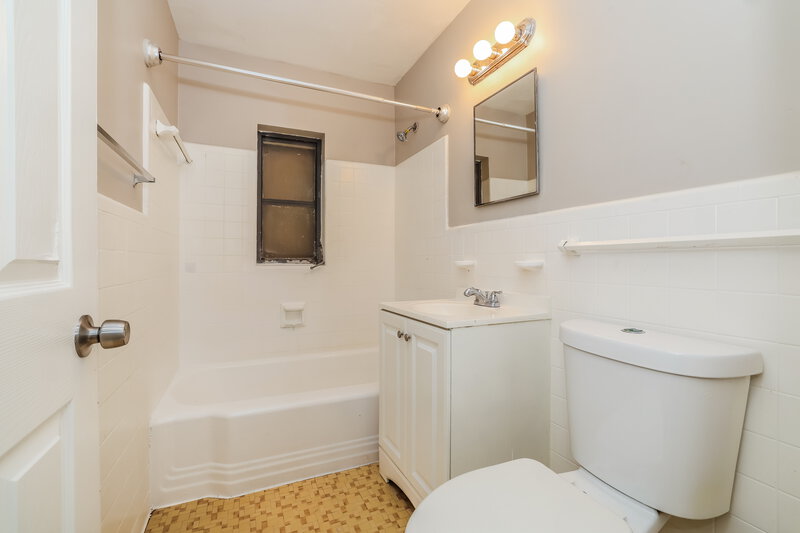 1,865/Mo, 195 E 28th Street Riviera Beach, FL 33404 Main Bathroom View